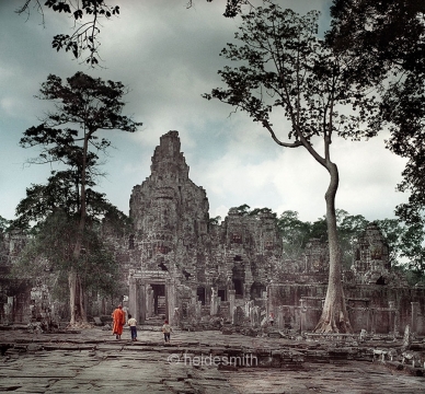 angkor tom monk and child - 1993 - LELA003