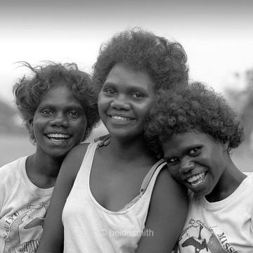 Three girls - 1987 - LIAP006
